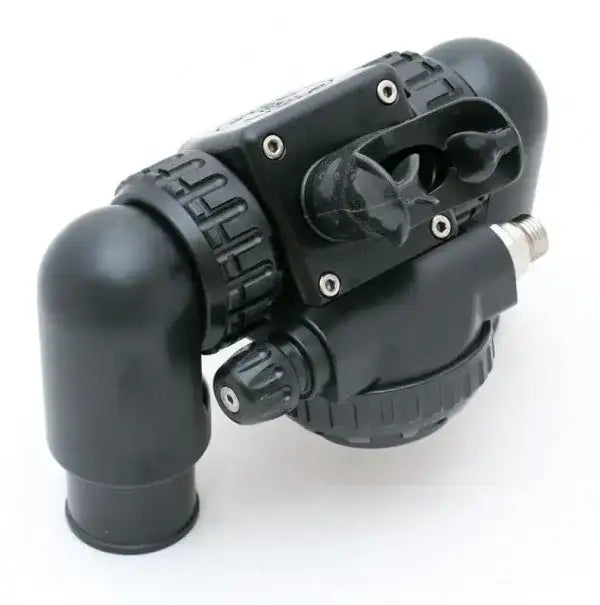 Schwarzes Tauchventil für Atemregler mit Drehgriff, Detailaufnahme auf weißem Hintergrund