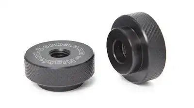 Zwei schwarze Adapter aus Metall für Tauchausrüstung auf weißem Hintergrund
