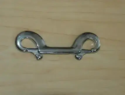 Edelstahl Doppelkarabiner fĂĽr TauchausrĂĽstung auf Holzuntergrund