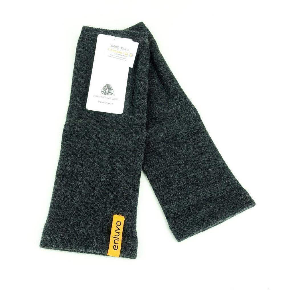 Dunkelgraue Merino-Woll-Handstulpen mit gelbem Enluva-Etikett und Oeko-Tex-Zertifikat.