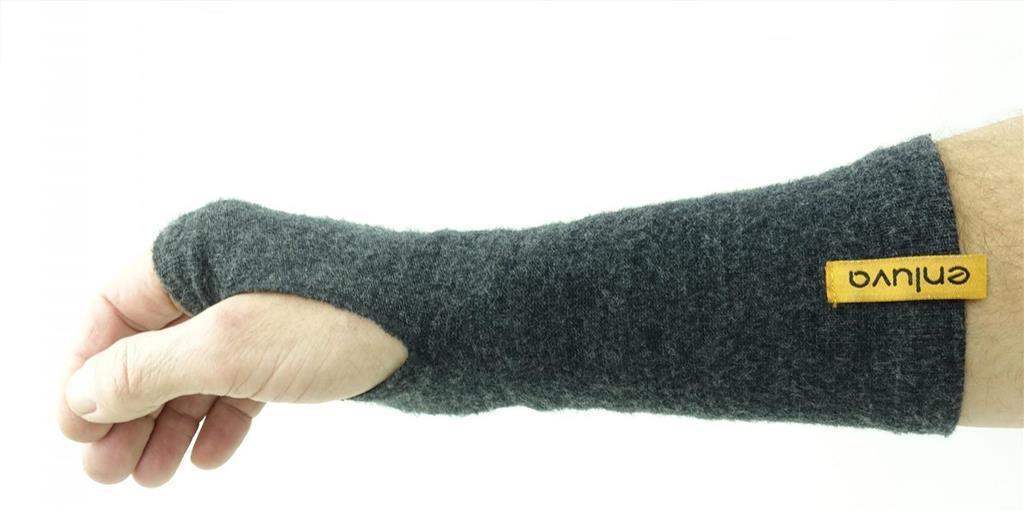 Dunkelgrauer Wollhandgelenkswärmer mit Daumenschlitz am Handgelenk, Nahaufnahme.