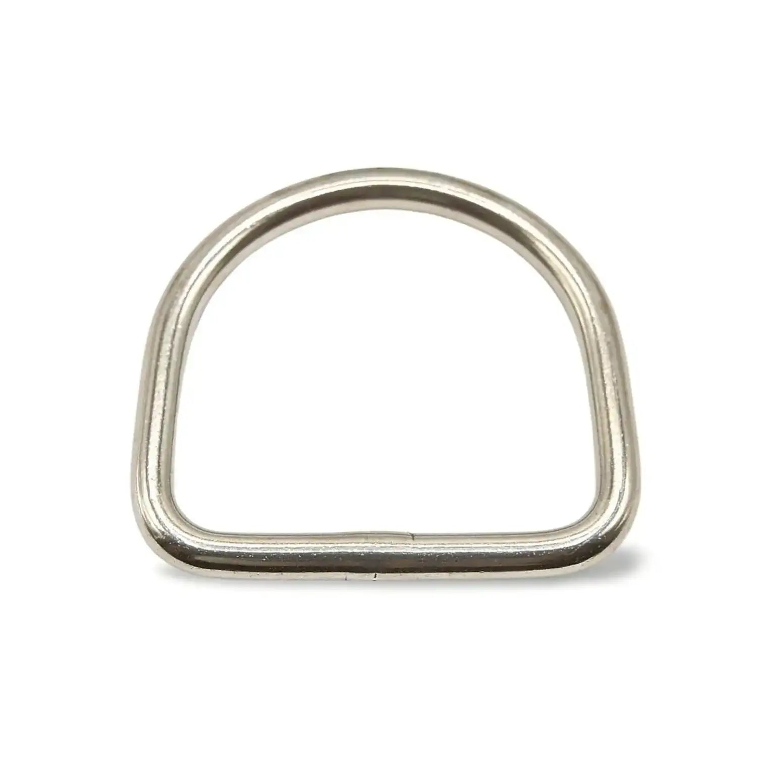 Edelstahl D-Ring fĂĽr TauchausrĂĽstung, Nahaufnahme auf weiĂźem Hintergrund