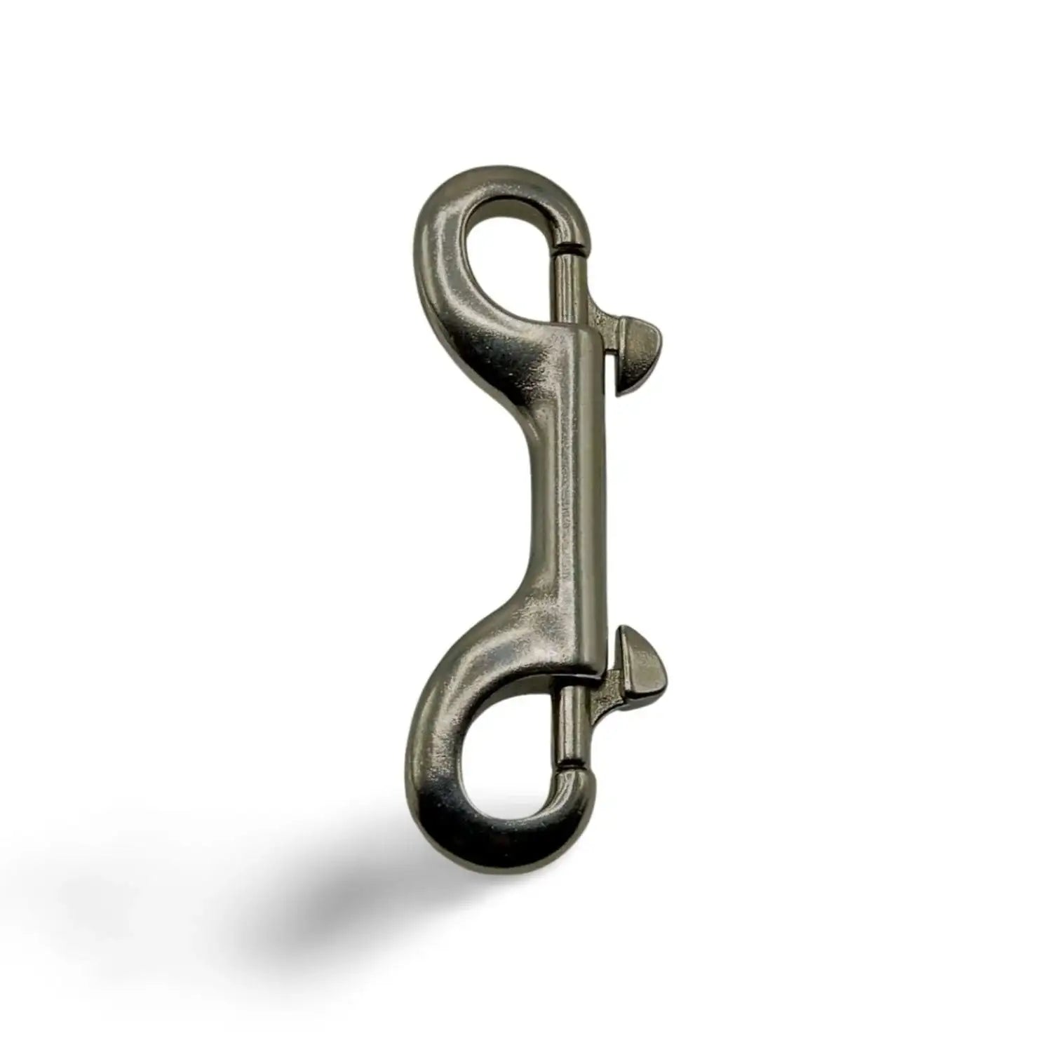 Edelstahl Doppelkarabiner fĂĽr TauchausrĂĽstung auf weiĂźem Hintergrund